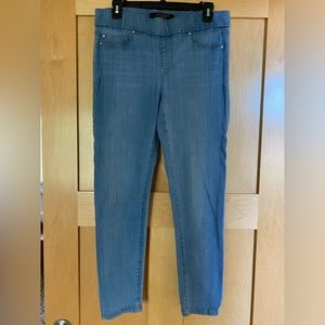 The crop skinny by Liverpool in a pull on soft, light wash denim.